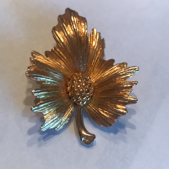 MONET SIGNED VINTAGE BROOCH - Picture 16 of 16